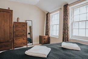 Reizand Apartments, Young St