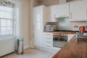 Reizand Apartments, Young St