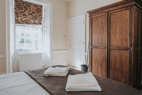 Reizand Apartments, Young St