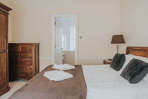 Reizand Apartments, Young St