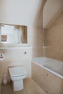 Reizand Apartments, Young St