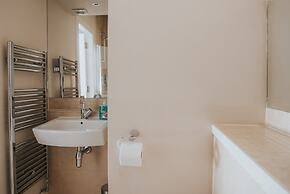 Reizand Apartments, Young St