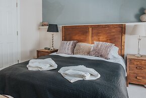 Reizand Apartments, Young St