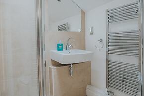 Reizand Apartments, Young St