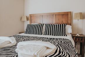 Reizand Apartments, Young St