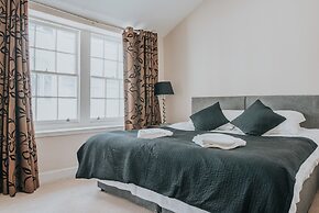 Reizand Apartments, Young St