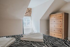 Reizand Apartments, Young St