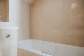 Reizand Apartments, Young St