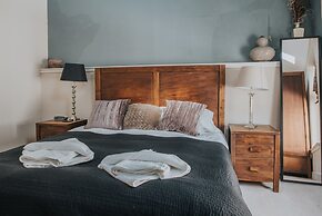 Reizand Apartments, Young St