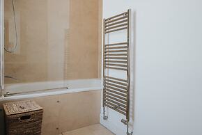 Reizand Apartments, Young St