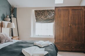 Reizand Apartments, Young St