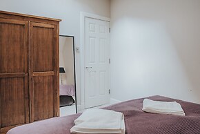 Reizand Apartments, Young St