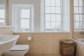 Reizand Apartments, Young St