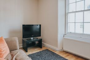 Reizand Apartments, Young St