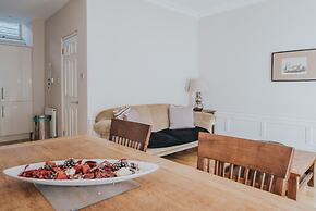 Reizand Apartments, Young St