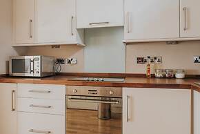 Reizand Apartments, Young St