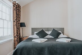 Reizand Apartments, Young St