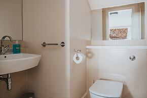 Reizand Apartments, Young St