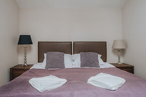 Reizand Apartments, Young St