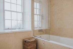 Reizand Apartments, Young St