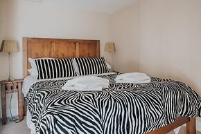 Reizand Apartments, Young St