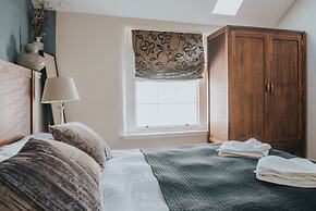 Reizand Apartments, Young St