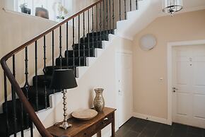 Reizand Apartments, Young St