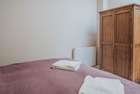 Reizand Apartments, Young St