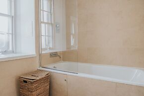 Reizand Apartments, Young St