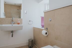 Reizand Apartments, Young St