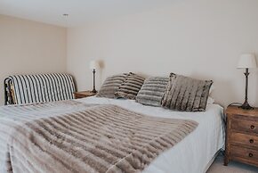 Reizand Apartments, Young St