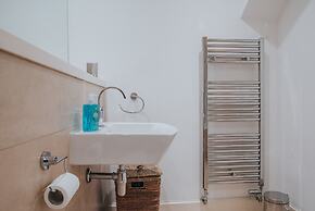 Reizand Apartments, Young St