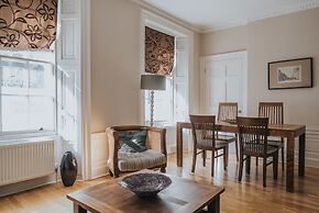 Reizand Apartments, Young St