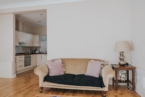 Reizand Apartments, Young St