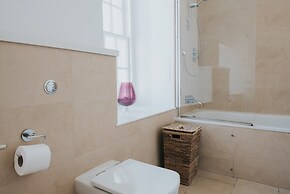 Reizand Apartments, Young St