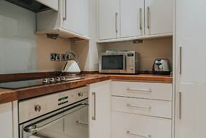 Reizand Apartments, Young St