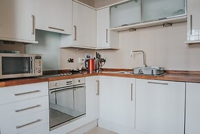 Reizand Apartments, Young St