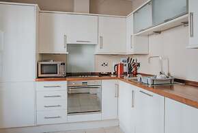 Reizand Apartments, Young St