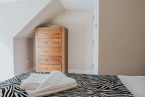 Reizand Apartments, Young St