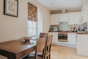 Reizand Apartments, Young St