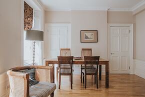 Reizand Apartments, Young St