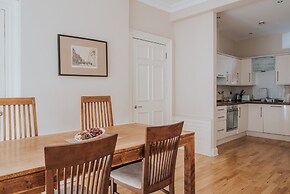 Reizand Apartments, Young St