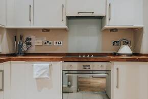 Reizand Apartments, Young St