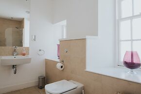 Reizand Apartments, Young St