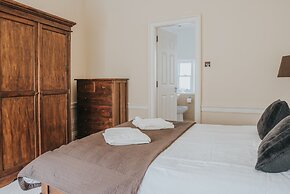 Reizand Apartments, Young St