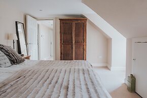 Reizand Apartments, Young St