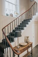 Reizand Apartments, Young St