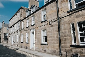 Reizand Apartments, Young St