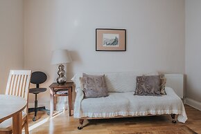 Reizand Apartments, Young St