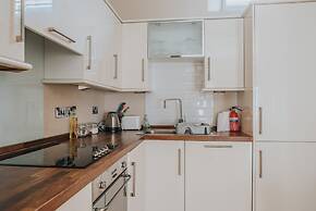 Reizand Apartments, Young St